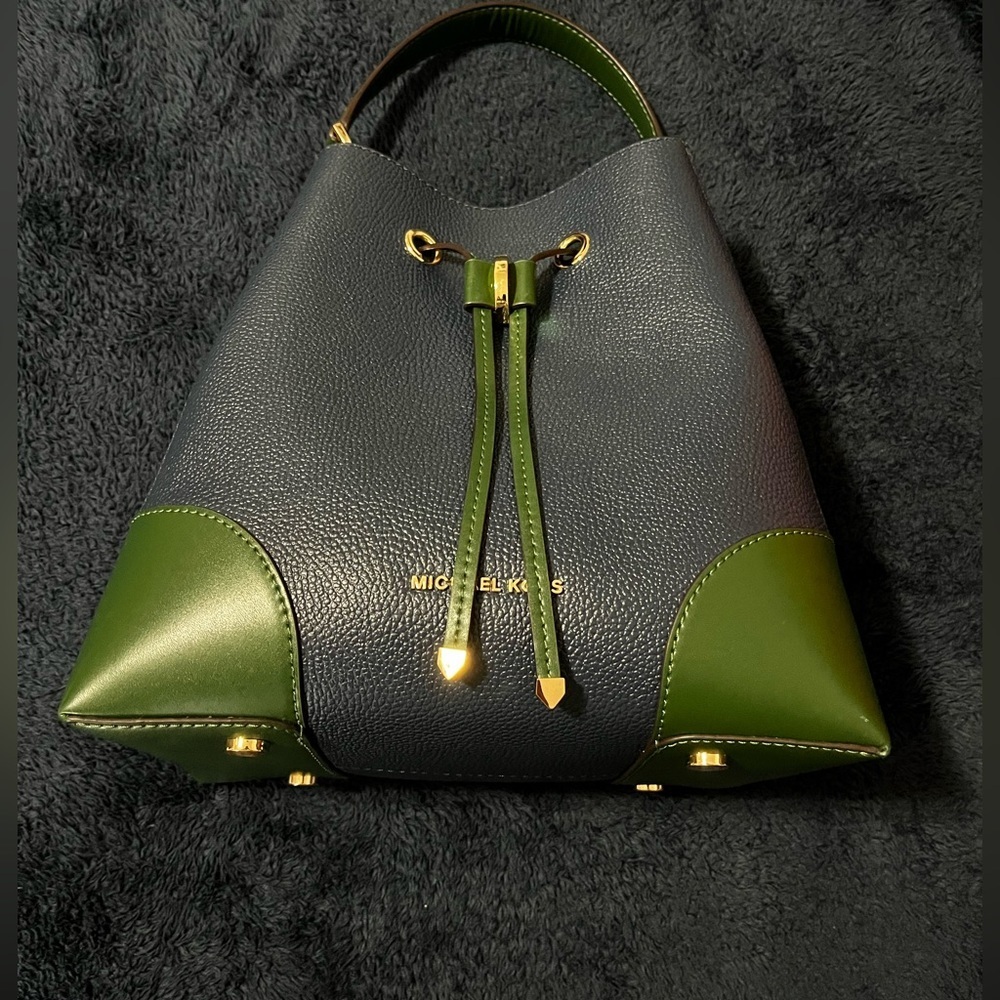 Michael Kors Mercer Gallery Medium Convertible Bucket Leather Shoulder Bag